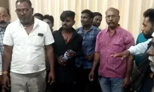 सफाईकर्मी ने सीएमओ कक्ष में खुद पर पेट्रोल उड़ेल लिया सफाईकर्मी ने सीएमओ कक्ष में खुद पर पेट्रोल उड़ेल लिया