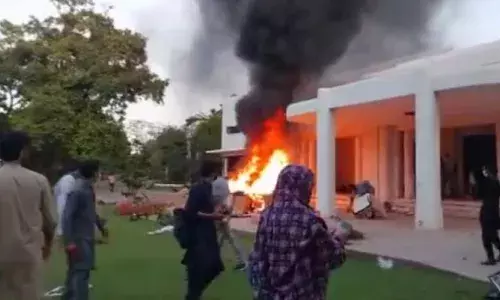 जिन्ना का घर जिसे इमरान समर्थकों ने जलाया जो की एक हिंदू परिवार से लिया गया था ; पूरी कहानी पढ़ें जिन्ना का घर जिसे इमरान समर्थकों ने जलाया जो की एक हिंदू परिवार से लिया गया था ; पूरी कहानी पढ़ें