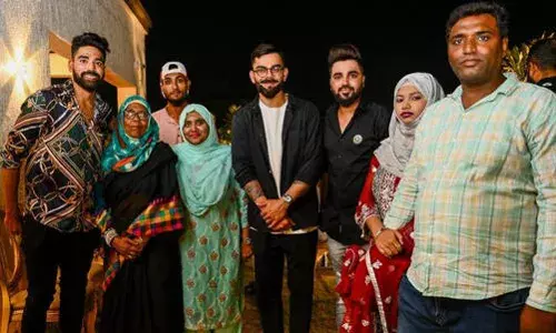 सनराजर्स हैदराबाद और रॉयल चैलेंजर्स बेंगलुरु ने मिलकर लिया बिरयानी का मजा सनराजर्स हैदराबाद और रॉयल चैलेंजर्स बेंगलुरु ने मिलकर लिया बिरयानी का मजा