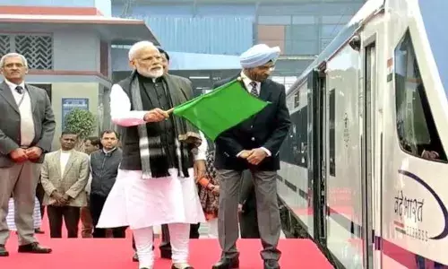 पुरी-हावड़ा वंदे भारत ट्रेन को पीएम मोदी ने दिखाई हरी झंडी, बोले ये भारत के लिए गर्व की बात है. पुरी-हावड़ा वंदे भारत ट्रेन को पीएम मोदी ने दिखाई हरी झंडी, बोले ये भारत के लिए गर्व की बात है.