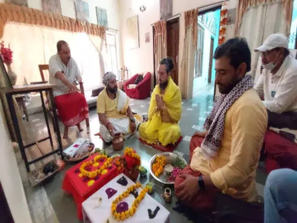 Varanasi: रूस के एंटोन एंड्रीव ने अपनाया हिंदू धर्म Varanasi: रूस के एंटोन एंड्रीव ने अपनाया हिंदू धर्म