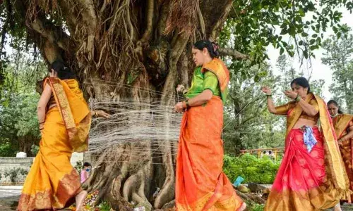 Vat Amavasya Pooja: सुहागिनों ने की पति के दीर्घायु की कामना, की पवित्र बरगद वृक्ष की परिक्रमा Vat Amavasya Pooja: सुहागिनों ने की पति के दीर्घायु की कामना, की पवित्र बरगद वृक्ष की परिक्रमा