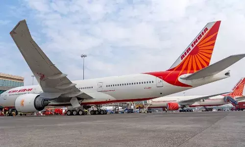अमेरिका से मुंबई आ रही एयर इंडिया की फ्लाइट में हंगामा, शख्स ने पत्नी का गला दबाया अमेरिका से मुंबई आ रही एयर इंडिया की फ्लाइट में हंगामा, शख्स ने पत्नी का गला दबाया