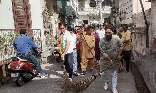 Meerut:  नई पहल-चुनाव जीतने के बाद सड़क पर झाड़ू लेकर उतरा इंदिरा नगर का पार्षद