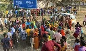 Mau: घर के बाहर बैठे दो बच्चों समेत चार लोगों को कार ने रौंदा, वाराणसी ट्रामा सेंटर रेफर, सभी की हालत गंभीर Mau: घर के बाहर बैठे दो बच्चों समेत चार लोगों को कार ने रौंदा, वाराणसी ट्रामा सेंटर रेफर, सभी की हालत गंभीर