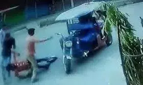 संवेदनहीनता: ई-रिक्शा चालक ने बेसुध युवक को बीच सड़क पर फेंका हुई मौत, वीडियो वायरल संवेदनहीनता: ई-रिक्शा चालक ने बेसुध युवक को बीच सड़क पर फेंका हुई मौत, वीडियो वायरल