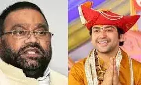 Bageshwar Dham: बाबा बागेश्वर के बयान पर नहीं थम रही तकरार, फिर भिड़े महंत राजू दास और स्वामी प्रसाद मौर्य Bageshwar Dham: बाबा बागेश्वर के बयान पर नहीं थम रही तकरार, फिर भिड़े महंत राजू दास और स्वामी प्रसाद मौर्य