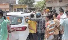 देवरिया में बड़ा हादसा: कार व ट्रक की टक्कर में एक ही परिवार की चार महिला समेत पांच की मौत, तीन घायल