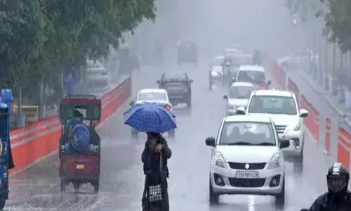 UP Weather Update: यूपी के इन इलाकों में बारिश के साथ ओले गिरने की संभावना, चलेंगी तेज हवाएं, जानिए आज मौसम का हाल