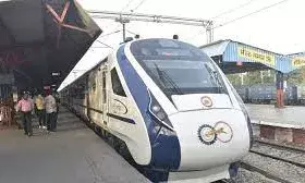 UP: वंदे भारत एक्सप्रेस को देखने के लिए लगी भीड़, समय सारिणी जारी, गाजियाबाद-मुजफ्फरनगर स्टेशन पर स्टॉपेज नहीं