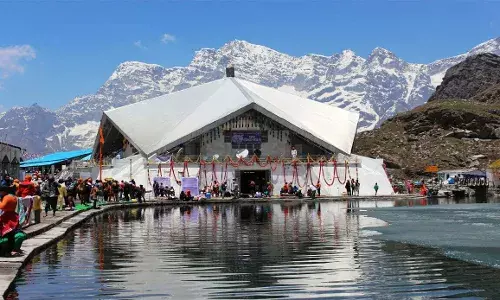 अटलकोटी के पास बर्फबारी से तीर्थयात्रा रुकी, घांघरिया से दो घंटे बाद रवाना हुए श्रद्धालु अटलकोटी के पास बर्फबारी से तीर्थयात्रा रुकी, घांघरिया से दो घंटे बाद रवाना हुए श्रद्धालु