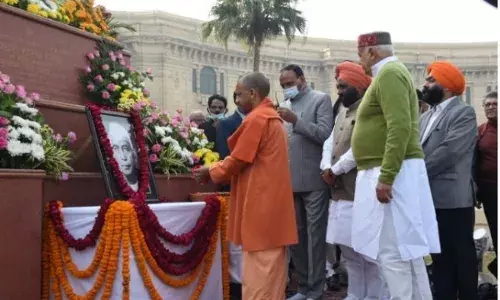 UP News: पूर्व पीएम चौधरी चरण सिंह के आगे झुके सीएम योगी, बोले- किसानों के लिए काम कर रही डबल इंजन की सरकार