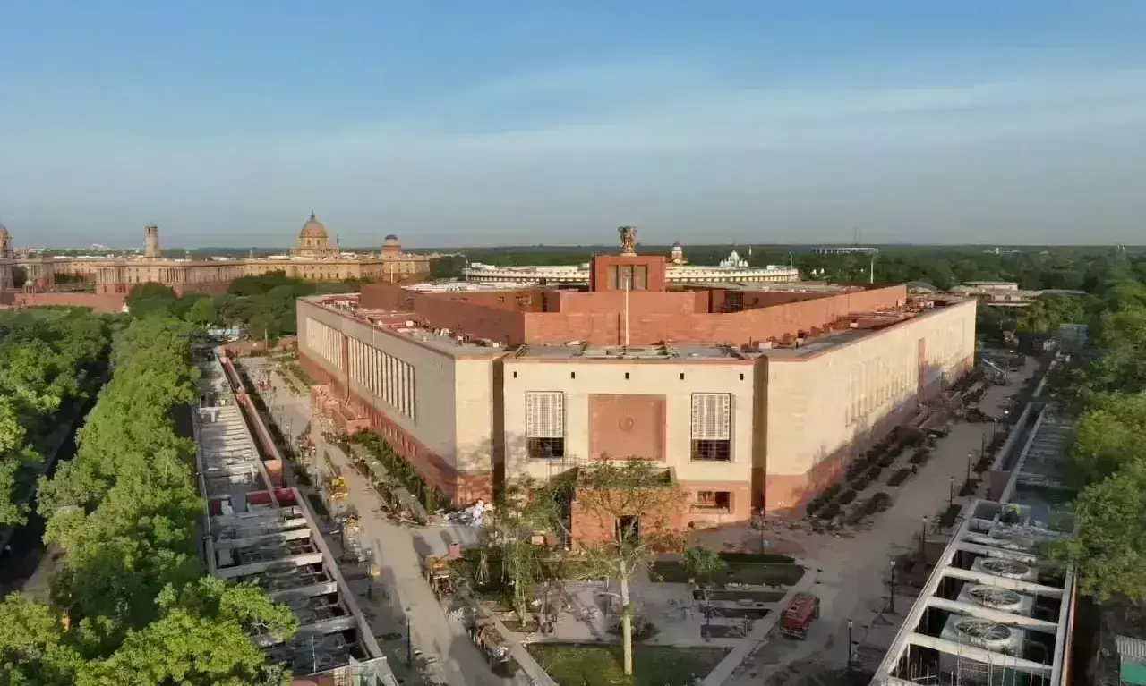 क्या आपने देखी नए संसद भवन की लेटेस्ट तस्वीरें? लोकतंत्र के मंदिर से नजर नहीं हट सकेगी क्या आपने देखी नए संसद भवन की लेटेस्ट तस्वीरें? लोकतंत्र के मंदिर से नजर नहीं हट सकेगी