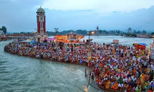 हरिद्वार में स्नान करने के लिए देश भर से पहुंचे श्रद्धालुओं ने गंगा में आस्था की डुबकी लगाई