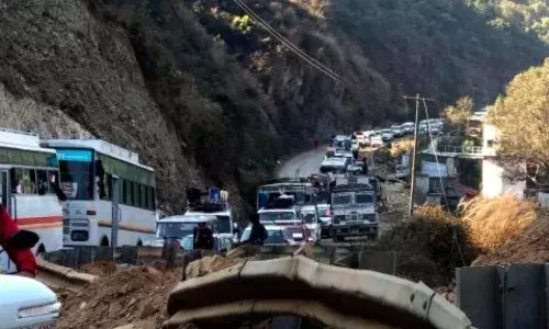 केदारनाथ यात्रा: घंटों लगा जाम, पांच घंटे में तय की 35 किमी गुप्तकाशी-सोनप्रयाग की दूरी केदारनाथ यात्रा: घंटों लगा जाम, पांच घंटे में तय की 35 किमी गुप्तकाशी-सोनप्रयाग की दूरी