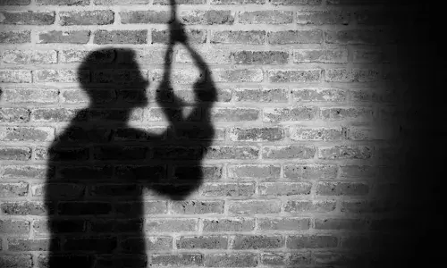 अलीगढ़ : सुसाइड नोट में सब लिखकर किशोरी ने लगाई फांसी, परिवार गया था मसूरी, लौटने पर बेटे की मिली लाश अलीगढ़ : सुसाइड नोट में सब लिखकर किशोरी ने लगाई फांसी, परिवार गया था मसूरी, लौटने पर बेटे की मिली लाश