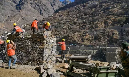 चमोली : भारत-चीन सीमा पर डेढ़ महीने पहले टूटा पुल फिर से शुरू, जोशीमठ में बीआरओ के 24 और पुलों पर काम जारी