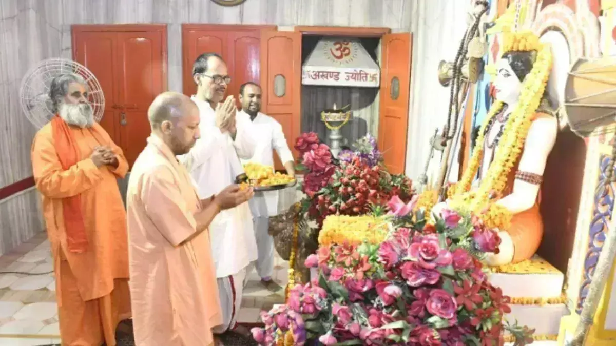 CM Yogi Visit: तीन दिवसीय दौरे पर गोरखपुर पहुंचे मुख्यमंत्री योगी आदित्यनाथ ने गुरु के चरणों में शीश नवाया CM Yogi Visit: तीन दिवसीय दौरे पर गोरखपुर पहुंचे मुख्यमंत्री योगी आदित्यनाथ ने गुरु के चरणों में शीश नवाया