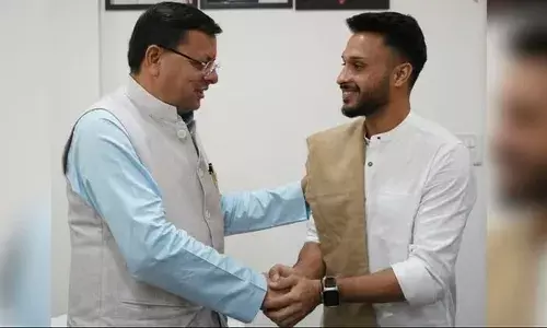 उत्तराखंड: सीएम पुष्कर सिंह धामी से मिले क्रिकेटर आकाश मधवाल, IPL में खेली शानदार पारी उत्तराखंड: सीएम पुष्कर सिंह धामी से मिले क्रिकेटर आकाश मधवाल, IPL में खेली शानदार पारी