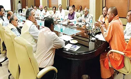 लखनऊ में आज योगी कैबिनेट की बड़ी बैठक, राज्य कर्मचारियों के ट्रांसफर समेत इन नीतियों को मिल सकती है मंजूरी लखनऊ में आज योगी कैबिनेट की बड़ी बैठक, राज्य कर्मचारियों के ट्रांसफर समेत इन नीतियों को मिल सकती है मंजूरी