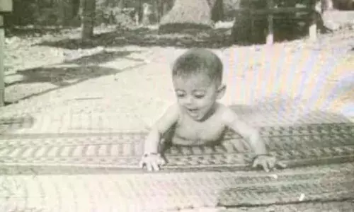 तस्वीर में दिख रहा बच्चा आज बॉलीवुड पर राज कर रहा है, जो इंडस्ट्री में सबसे बड़ा हिट है