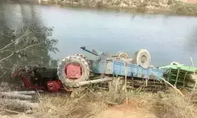 बारात से भरी ट्रैक्टर ट्रॉली पलटी 3 की मौत 8 जख्मी बारात से भरी ट्रैक्टर ट्रॉली पलटी 3 की मौत 8 जख्मी