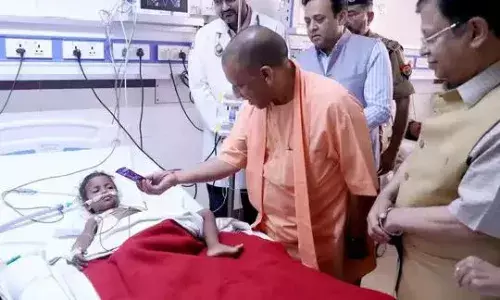 Sanjeev Jeeva Murder: जीवा मर्डर केस में घायल बच्ची से मिले सीएम योगी, एक्स-रे रिपोर्ट भी आई सामने Sanjeev Jeeva Murder: जीवा मर्डर केस में घायल बच्ची से मिले सीएम योगी, एक्स-रे रिपोर्ट भी आई सामने