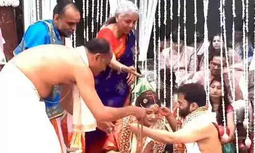 पीएम मोदी के आंख और कान हैं निर्मला सीतारमण के दामाद, जानें कब से हैं प्रधानमंत्री के साथ पीएम मोदी के आंख और कान हैं निर्मला सीतारमण के दामाद, जानें कब से हैं प्रधानमंत्री के साथ