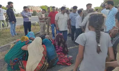 Road Accident: झांसी-कानपुर हाइवे पर हुआ भीषण सड़क हादसा, योग कर रहे छह किशोरों को बेकाबू डंपर ने कुचला Road Accident: झांसी-कानपुर हाइवे पर हुआ भीषण सड़क हादसा, योग कर रहे छह किशोरों को बेकाबू डंपर ने कुचला