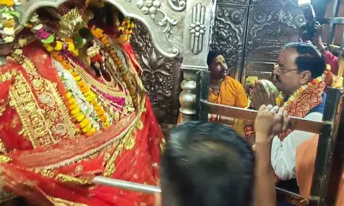 मिर्जापुर में गरजे डिप्टी सीएम: जिस अमेरिका ने पीएम मोदी को वीजा नहीं दिया, आज ऑटोग्राफ ले रहा मिर्जापुर में गरजे डिप्टी सीएम: जिस अमेरिका ने पीएम मोदी को वीजा नहीं दिया, आज ऑटोग्राफ ले रहा