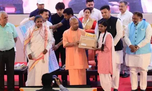 UP News: मुख्यमंत्री योगी ने मेधावियों का किया सम्मान, कहा- कॉपी माफिया समाज के दुश्मन इनका बहिष्कार करें