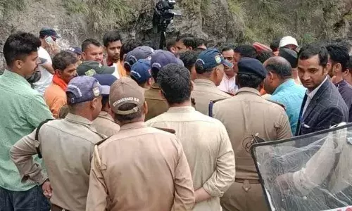 उत्तरकाशी : पुरोला में तनाव की स्थिति, महापंचायत में जाने पर अड़े लोग पुलिस से भिड़े उत्तरकाशी : पुरोला में तनाव की स्थिति, महापंचायत में जाने पर अड़े लोग पुलिस से भिड़े