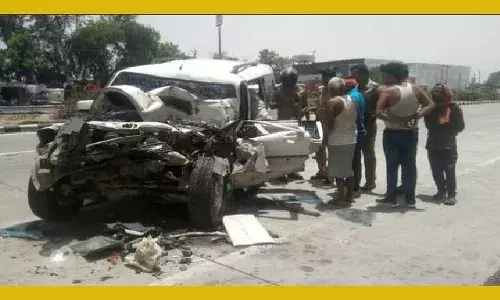 दर्दनाक हादसा : विंध्याचल से दर्शन कर लौट रही श्रद्धालुओं से भरी स्कॉर्पियो कंटेनर में घुसी, 11 घायल दर्दनाक हादसा : विंध्याचल से दर्शन कर लौट रही श्रद्धालुओं से भरी स्कॉर्पियो कंटेनर में घुसी, 11 घायल