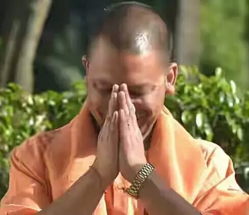 CM Yogi Adityanath ने 102 उद्यमियों को सौंपा लेटर CM Yogi Adityanath ने 102 उद्यमियों को सौंपा लेटर