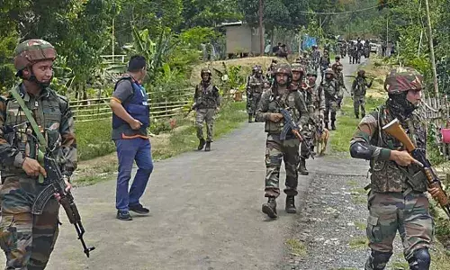 मणिपुर में सुरक्षा कर्मियों से भिड़े लोग