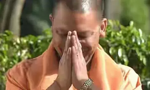 CM Yogi Adityanath ने 102 उद्यमियों को सौंपा लेटर