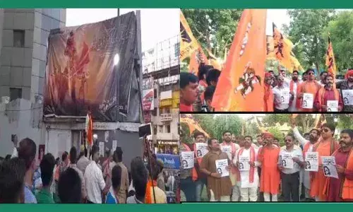 वाराणसी : हिंदूवादी संगठन ने उठाई फ़िल्म Adipurush को बैन करने की मांग, पिक्चर हॉल के बाहर लगे पोस्टर फाड़े वाराणसी : हिंदूवादी संगठन ने उठाई फ़िल्म Adipurush को बैन करने की मांग, पिक्चर हॉल के बाहर लगे पोस्टर फाड़े