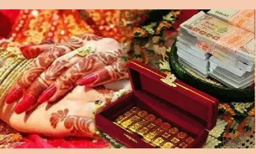 Varanasi News : लुटेरी दुल्हन चढ़ी पुलिस के हत्थे, अबतक कई लोगों को बना चुकी है शिकार Varanasi News : लुटेरी दुल्हन चढ़ी पुलिस के हत्थे, अबतक कई लोगों को बना चुकी है शिकार