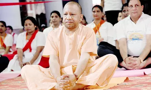 Yoga Day in UP: सीएम योगी, राज्यपाल आनंदी बेन ने किया योग