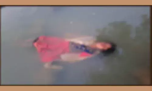 OMG! लड़की को मृत समझकर पुलिस कराने जा रही थी पोस्टमार्टम, फिर जो हुआ जानकर हो जाएंगे हैरान OMG! लड़की को मृत समझकर पुलिस कराने जा रही थी पोस्टमार्टम, फिर जो हुआ जानकर हो जाएंगे हैरान