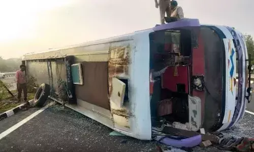 इटावा-- मजदूरों से भरी बस हादसे का हुई शिकार, घटना मे 29 मजदूर  घायल इलाज के लिए अस्पताल मे भर्ती