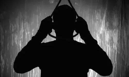 दिल्ली -कमरे में लटका मिला युवक का शव, मौके पर पहुंची पुलिस मामले की जांच में जुटी दिल्ली -कमरे में लटका मिला युवक का शव, मौके पर पहुंची पुलिस मामले की जांच में जुटी