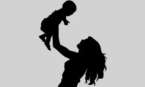 आगरा : एक माँ उस नवजात को पाने के लिए संघर्ष कर रही है जिसे उसने अपने बच्चे की तरह पाला है; कानून के आगे बेबस हुईं ममता! आगरा : एक माँ उस नवजात को पाने के लिए संघर्ष कर रही है जिसे उसने अपने बच्चे की तरह पाला है; कानून के आगे बेबस हुईं ममता!