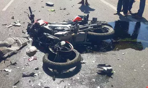 शाहजहांपुर--हादसे का शुक्रवार बाईक सवार 5 कीमौत , समारोह से लौटते समय हुआ हादसा शाहजहांपुर--हादसे का शुक्रवार बाईक सवार 5 कीमौत , समारोह से लौटते समय हुआ हादसा