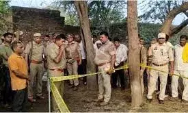 मैनपुरी  में युवक ने फरसे से अपने ही 5 रिश्तेदारों को काट डाला, फिर खुद को भी  गोली मारकर की आत्महत्या मैनपुरी  में युवक ने फरसे से अपने ही 5 रिश्तेदारों को काट डाला, फिर खुद को भी  गोली मारकर की आत्महत्या