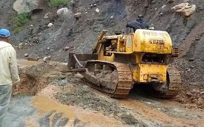 उत्तराखंड : गढ़वाल में जनजीवन अस्त-व्यस्त, चीन सीमा को जोड़ने वाली सड़क समेत 27 संपर्क सड़कें बंद उत्तराखंड : गढ़वाल में जनजीवन अस्त-व्यस्त, चीन सीमा को जोड़ने वाली सड़क समेत 27 संपर्क सड़कें बंद