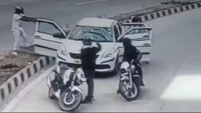 दिल्ली-- देश की राजधानी में लूट की घटना से दहशत ,दिल्ली मुख्यम्नत्री ने एल जी पर साधा निशाना दिल्ली-- देश की राजधानी में लूट की घटना से दहशत ,दिल्ली मुख्यम्नत्री ने एल जी पर साधा निशाना