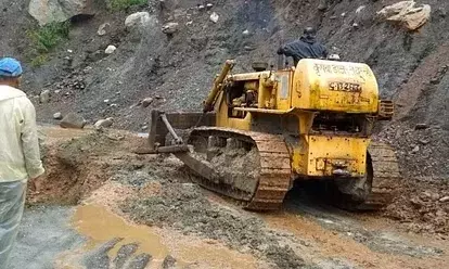 उत्तराखंड : गढ़वाल में जनजीवन अस्त-व्यस्त, चीन सीमा को जोड़ने वाली सड़क समेत 27 संपर्क सड़कें बंद