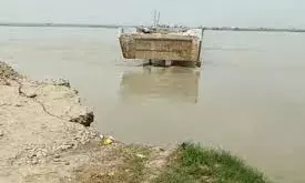 हस्तिनापुर से चांदपुर जाना है तो न जाएं, गंगा के उफान में समा गई एप्रोच रोड, आवागमन बिल्कुल ठप