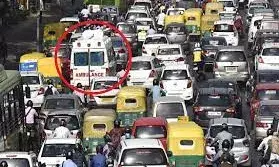 UP: झांसी-कानपुर हाईवे पर लगे जाम में फंसी आठ एंबुलेंस, नवजात की मौत, ये लापरवाही के हाथों कत्ल हुआ है साहब.. UP: झांसी-कानपुर हाईवे पर लगे जाम में फंसी आठ एंबुलेंस, नवजात की मौत, ये लापरवाही के हाथों कत्ल हुआ है साहब..